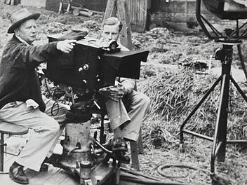 Am Set mit Helmut Käutner. Herbert Korn durfte als Berater an dem Film mitwirken, der seine wahren Erlebnisse mit der Teilung Deutschlands aufarbeitet. Foto: Archiv Korn