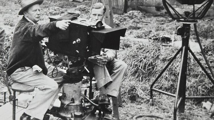 Am Set mit Helmut Käutner. Herbert Korn durfte als Berater an dem Film mitwirken, der seine wahren Erlebnisse mit der Teilung Deutschlands aufarbeitet. Foto: Archiv Korn