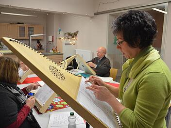 Heike Beutnagel leitet eine Veeh-Harfengruppe. Sie ist davon begeistert, wie leicht das Spiel zu erlernen ist. Ein körperliches Handicap spielt da kaum eine Rolle. Fotos: Rainer Lutz