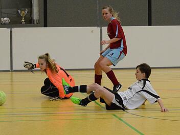 Ausgezeichnet: Zur besten Feldspielerin des Turniers wurde die Hammelburgerin Ramona Michael (rechts) gewählt, zur besten Torhüterin Elisa Lutz (links) vom TSV Ebenhausen. Mit auf dem Bild zu sehen ist Christina Dees (im Hintergrund). Foto: ssp