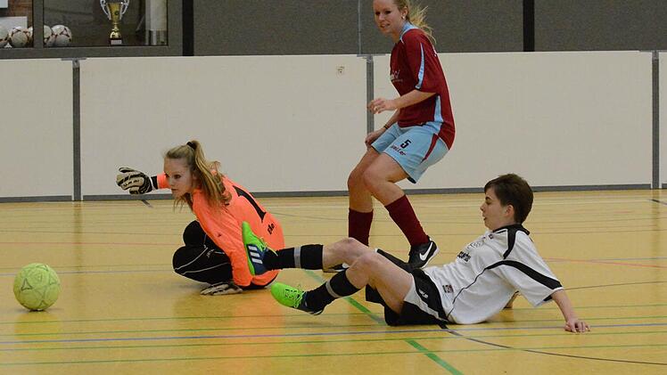 Ausgezeichnet: Zur besten Feldspielerin des Turniers wurde die Hammelburgerin Ramona Michael (rechts) gewählt, zur besten Torhüterin Elisa Lutz (links) vom TSV Ebenhausen. Mit auf dem Bild zu sehen ist Christina Dees (im Hintergrund). Foto: ssp