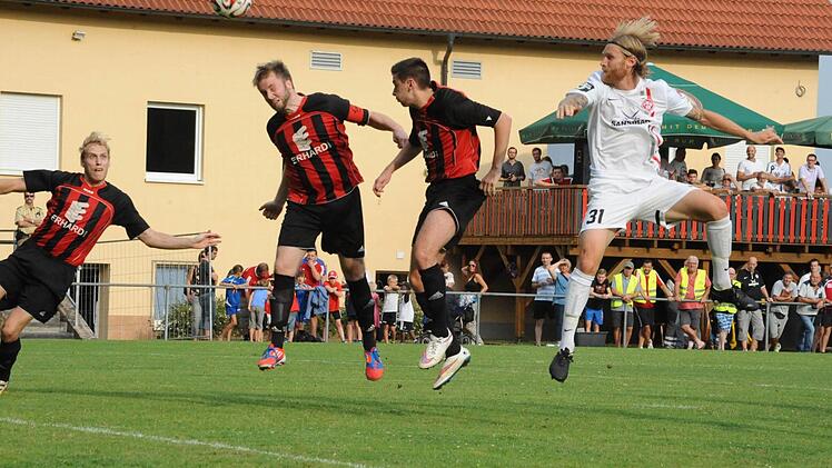 Szene aus dem Totopokalspiel zwischen dem FC Reichenbach (rot-schwarze Trikots) gegen die Würzburger Kickers (0:6). Foto: Hopf