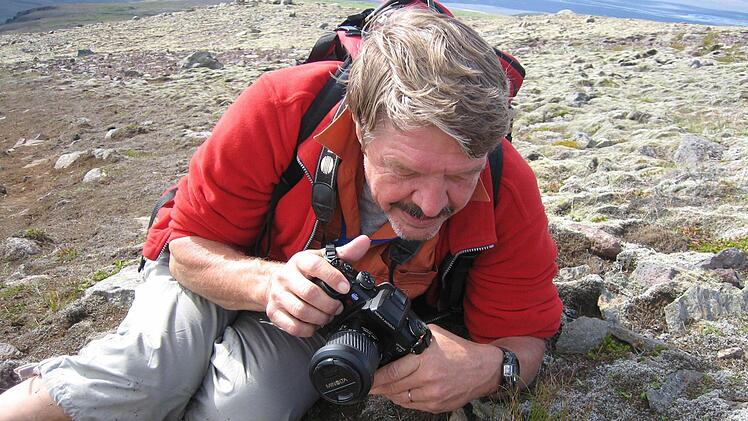Wolfgang von Brackel muss sich über den steinigen Untergrund robben, um die kleinen Pflanzen zu sehen. Foto: Gisela von Brackel