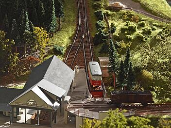 Die Oberweißbacher Bergbahn mit dem Talbahnhof ist am Samstag und Sonntag in der Werkstatt des Autohauses Hommert im Modell zu sehen. Foto: Hans Blinzler