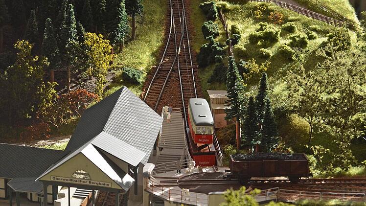 Die Oberweißbacher Bergbahn mit dem Talbahnhof ist am Samstag und Sonntag in der Werkstatt des Autohauses Hommert im Modell zu sehen. Foto: Hans Blinzler