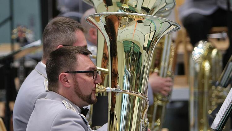 Impressionen vom Auftritt des Heeresmusikkorps Veitshöchheim in der Sporthalle der PestalozzischuleFoto: Jochen Berger