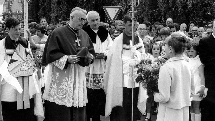 Da Bischof Julius Döpfner verhindert war, übernahm Generalvikar Dr. Fuchs die Einweihung der Kirche am 15. August 1956. Repros: Alfred Sommerfeld