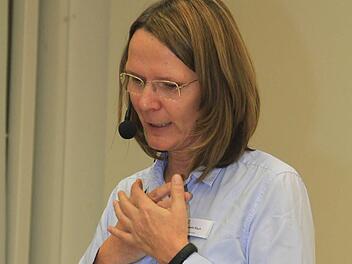 Auch Selbstmitgefühl kann man lernen, erläuterte Dr. Elisabeth Rauh im Rahmen eines Gesundheitsgespräches.  Foto: Gerda Völk