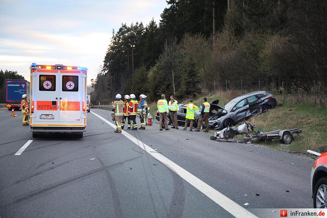 A9: 35-Jähriger verliert Kontrolle über sein Auto und kollidiert mit Anhängergespann