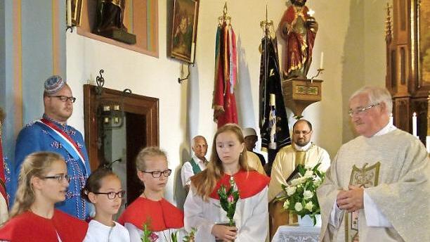 Jubilar Alfred Hierold freute sich über die Ministranten, die ihn in Versform und mit Rosen zum Gottesdienst in Friesen begrüßten.  Fotos: Marion Krüger-Hundrup