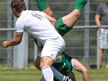 Es geht wieder rund beim FC Lichtenfels. Hier schlägt allerdings der Neudrossenfelder Louis Engelhardt ein Rad nach einem Zweikampf mit dem Lichtenfelser Andreas Mahr (links). Heute Abend will der FCL gegen Selbitz in der zweiten Pokal-Qualifikationsrunde für Furore sorgen. Foto: Gunther Czepera