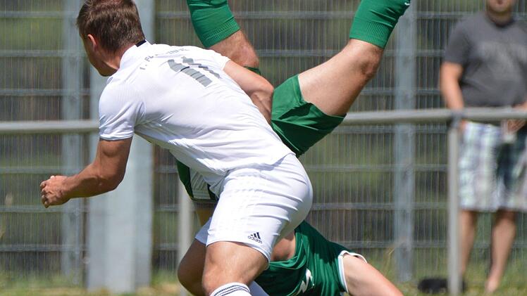Es geht wieder rund beim FC Lichtenfels. Hier schlägt allerdings der Neudrossenfelder Louis Engelhardt ein Rad nach einem Zweikampf mit dem Lichtenfelser Andreas Mahr (links). Heute Abend will der FCL gegen Selbitz in der zweiten Pokal-Qualifikationsrunde für Furore sorgen. Foto: Gunther Czepera