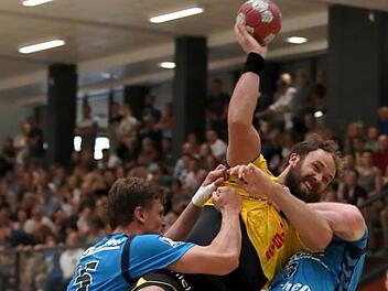 HSC-Kreisläufer Sebastian Weber wurde von den Erlangern Sergej Gorpishin (links) und Nicolai Theilinger am Mittwochabend nichts geschenkt.  Foto: Sportfoto Zink