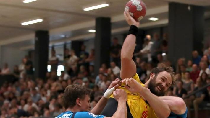 HSC-Kreisläufer Sebastian Weber wurde von den Erlangern Sergej Gorpishin (links) und Nicolai Theilinger am Mittwochabend nichts geschenkt.  Foto: Sportfoto Zink