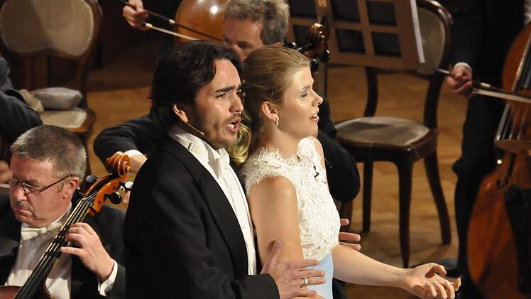 Rodrigo Porras Garulo und Lucie Kanková beim Duett "Himmelblaue Träume" aus der Operette "Himmelblaue Träume" von Robert Stolz.   Foto: Peter Klopf