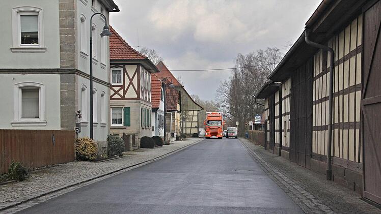 Nach dem Ausbau der Kreisstraße HAS 52 stellt sich die Ortsdurchfahrt von Hemmendorf freundlich dar. Derzeit dient die Strecke für Lkw als Umleitung für den gesperrten "Hambach".H. Will