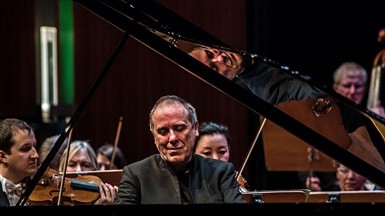 Bei der Beethoven-Gala im Coburger Kongresshaus begeisterte Alexander Lonquich gleich doppelt - als Pianist und als Dirigent des Philharmonischen Orchesters.Foto: Jochen Berger