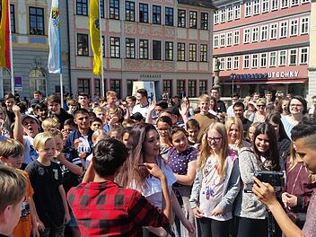 Die gesamte Schülerschaft der Rückertschule bildete Anfang Mai die Kulisse  für die beiden Hauptdarsteller Fatima Aaghazada (Mitte) und Gurgen Barseghyan  (rot-kariertes Hemd) bei den Dreharbeiten auf dem Coburger Marktplatz. Elisabeth Niestroj