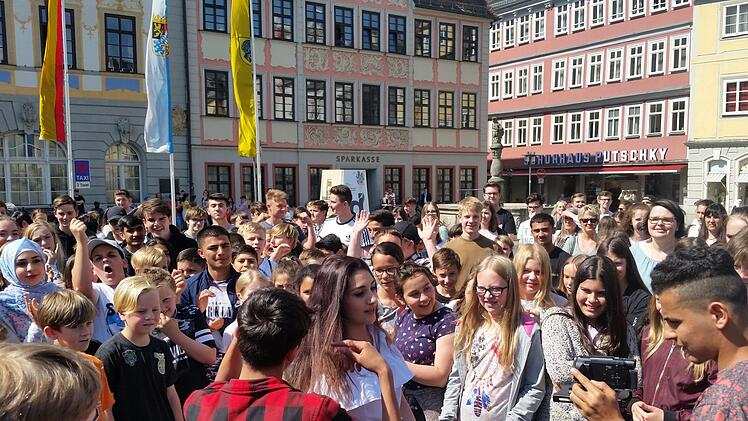 Die gesamte Schülerschaft der Rückertschule bildete Anfang Mai die Kulisse  für die beiden Hauptdarsteller Fatima Aaghazada (Mitte) und Gurgen Barseghyan  (rot-kariertes Hemd) bei den Dreharbeiten auf dem Coburger Marktplatz. Elisabeth Niestroj