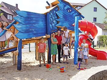 Ein blauer Drache ist jetzt das zentrale Spielgerät auf dem Kinderspielplatz an der Promenade. Gemeinsam mit den Kindern übergaben Tanja Potrykus von "Spielträume", Bürgermeister Michael Ziegler und Mario Pfister vom Bauamt den Spielplatz seiner Nutzung. Foto: Sabine Weinbeer