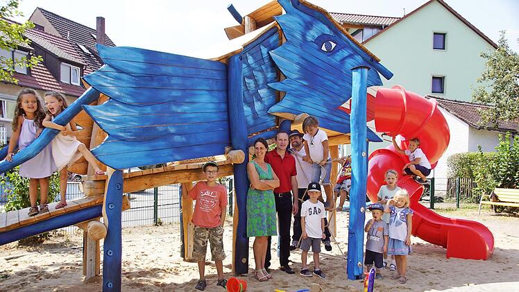 Ein blauer Drache ist jetzt das zentrale Spielgerät auf dem Kinderspielplatz an der Promenade. Gemeinsam mit den Kindern übergaben Tanja Potrykus von "Spielträume", Bürgermeister Michael Ziegler und Mario Pfister vom Bauamt den Spielplatz seiner Nutzung. Foto: Sabine Weinbeer