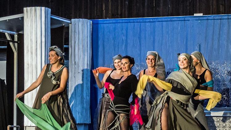 Happy End unter freiem Himmel: mit einer Musical-Version der Antiken Komödie "Lysistrata" gastierte der Fränkische Theatersommer in der Domäne Oeslau.Foto: Jochen Berger
