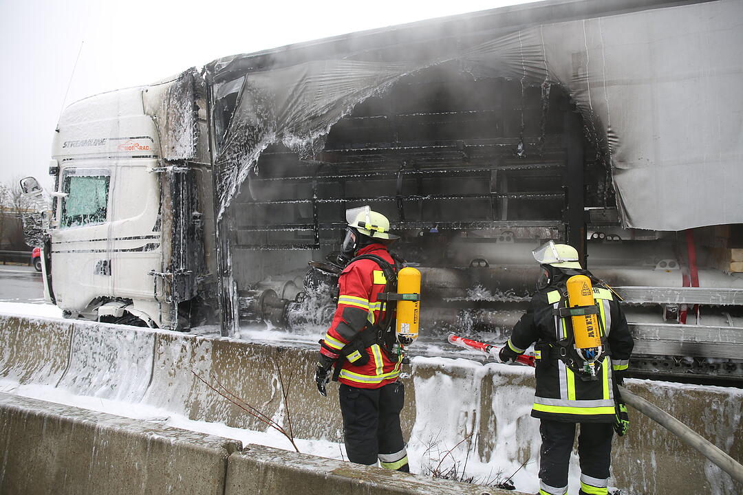 Nach Kollision mit Leitplanke: Lastwagen geht auf A9 in Flammen auf