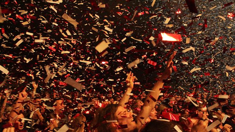 Was wie eine Szene aus einer amerikanischen Wahlparty wirkt, war Teil einer Heavy-Metal-Bühnen-Show