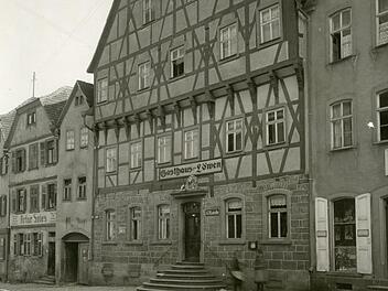 Das "Gasthaus zum Goldenen Löwen" oder auch "Gasthaus Löwen" wurde im Jahr 1619 erstmals erwähnt. 1959 wurde das imposante Gebäude einschließlich dem dazugehörigen Nebenhaus (links daneben) abgerissen. Stadtarchiv Münnerstadt