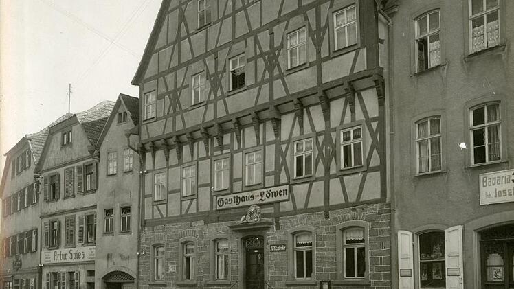 Das "Gasthaus zum Goldenen Löwen" oder auch "Gasthaus Löwen" wurde im Jahr 1619 erstmals erwähnt. 1959 wurde das imposante Gebäude einschließlich dem dazugehörigen Nebenhaus (links daneben) abgerissen. Stadtarchiv Münnerstadt