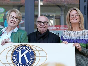 Maria Hager (links) und K&uuml;nstler Cleff III. &uuml;bergeben an Rektorin Inga Dossenbach eine Spende.