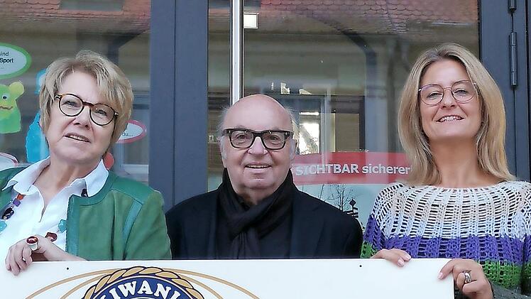 Maria Hager (links) und K&uuml;nstler Cleff III. &uuml;bergeben an Rektorin Inga Dossenbach eine Spende.