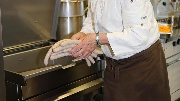 Franz Bolagh ist f&uuml;r die Bratw&uuml;rste zust&auml;ndig.