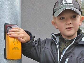 Der siebenjährige Konstantin drückt den Schaltknopf der Ampel, damit er mit seiner Schwester sicher die Straße überqueren kann. Fotos: Roppelt