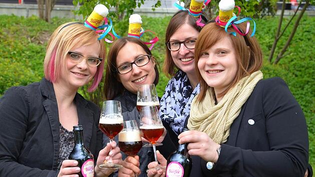 Die vier Bier-Feen sto&szlig;en auf den Erfolg ihres neuen Bieres an. Fotos: Dieter H&uuml;bner