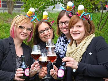 Die vier Bier-Feen stoßen auf den Erfolg ihres neuen Bieres an. Fotos: Dieter Hübner