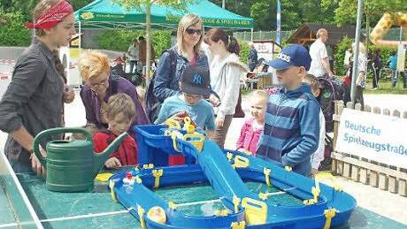 Die Kinder spielen an den Stationen, hier bei der Wikinger-Rallye.