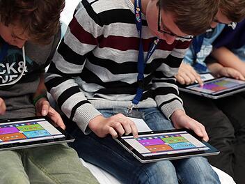 Kinder finden sich schnell mit technischen Dingen zurecht - wie hier mit Tablets. Foto: Oliver Berg/dpa