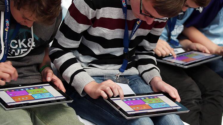 Kinder finden sich schnell mit technischen Dingen zurecht - wie hier mit Tablets. Foto: Oliver Berg/dpa