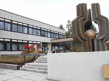 Große Fensterflächen, eine kaum gedämmte Fassade: Die Gebäude der Grund- und Mittelschule wurden in den 60er und 70er Jahren errichtet und hätten eine energetische Sanierung dringend nötig. Foto: Dagmar Besand
