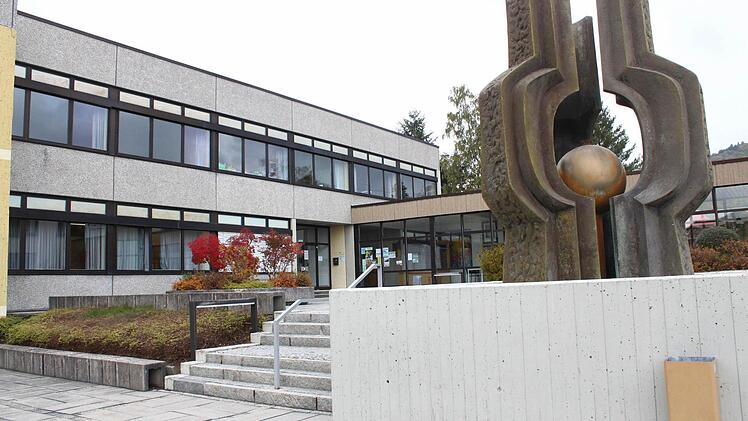 Große Fensterflächen, eine kaum gedämmte Fassade: Die Gebäude der Grund- und Mittelschule wurden in den 60er und 70er Jahren errichtet und hätten eine energetische Sanierung dringend nötig. Foto: Dagmar Besand