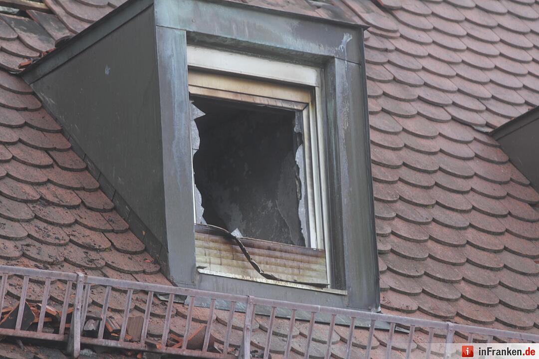 Dachstuhl von Wohnhaus stand in Flammen