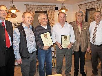 Fritz Loscher-Frühwald, Ehrenpräsident des Fischereivereins Mittelfranken, Zweiter Vorsitzender Helmut Schleicher (v. l.), Christoph Maier (2. v. r.) und Vorsitzender Gerhard Zender (r.) gratulierten Johann Dürrbeck (3. v. l.) und Rudi Kosma. Foto: privat