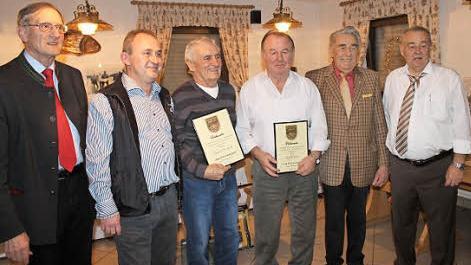Fritz Loscher-Frühwald, Ehrenpräsident des Fischereivereins Mittelfranken, Zweiter Vorsitzender Helmut Schleicher (v. l.), Christoph Maier (2. v. r.) und Vorsitzender Gerhard Zender (r.) gratulierten Johann Dürrbeck (3. v. l.) und Rudi Kosma. Foto: privat