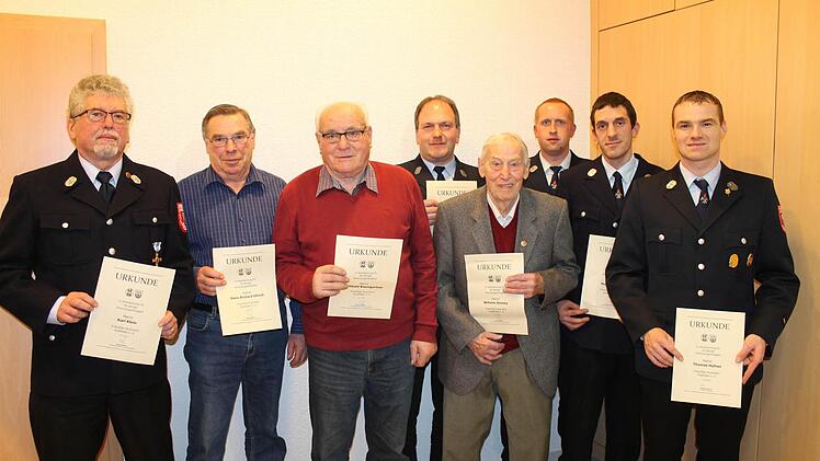 Ehrungen gab es bei der FFW Rupboden (von links): Karl Klein (40 Jahre Vereinszugehörigkeit), Hans-Richard Ullrich (50), Willi Baumgartner (65), Bernd Richter (30), Willi Riemey (65), Tobias Müller (20), Norbert Oster (20), Thomas Hüfner (20). Foto: FFW Rupboden