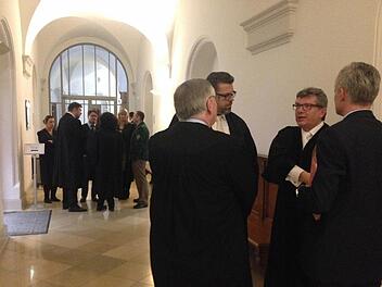 Typisches Bild an Verhandlungstag 43: Prozessbeteiligte warten während einer der zahlreichen Unterbrechungen.  Foto: Anna Lienhardt