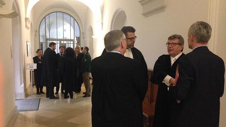 Typisches Bild an Verhandlungstag 43: Prozessbeteiligte warten während einer der zahlreichen Unterbrechungen.  Foto: Anna Lienhardt