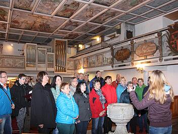 In einer der schönsten Dorfkirchen Sachsens, nämlich in dem gleich dem Hotel gegenüber gelegenen Kirchlein von Schellerhau, wurde das Lied "Tebe Pajom" gesungen.  Foto: Arnold Nöth