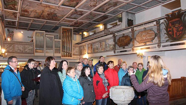 In einer der schönsten Dorfkirchen Sachsens, nämlich in dem gleich dem Hotel gegenüber gelegenen Kirchlein von Schellerhau, wurde das Lied "Tebe Pajom" gesungen.  Foto: Arnold Nöth