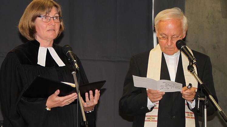 Pfarrer Ebner beim ökumenischen Segen mit Pfarrerin Weichert Foto: Ulrike Müller